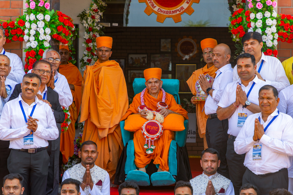 Devotees with Swamishri