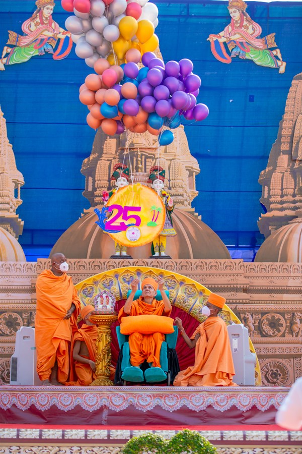 Swamishri releases balloons