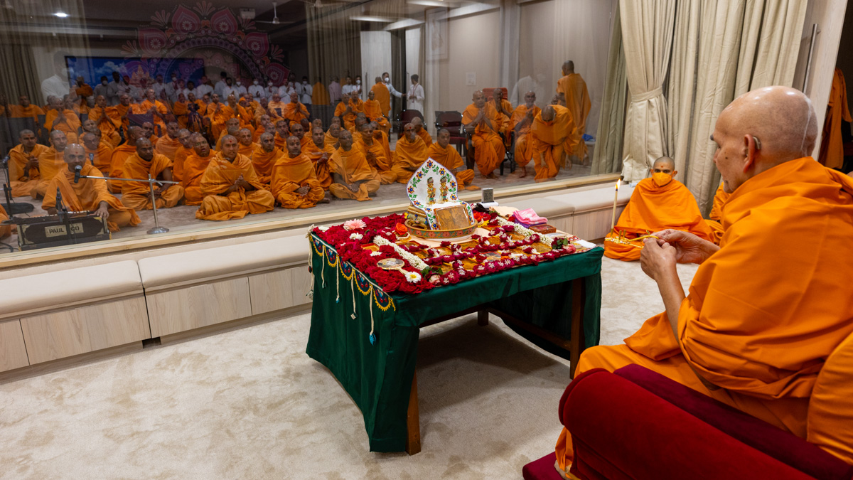 Swamis doing darshan of the arti