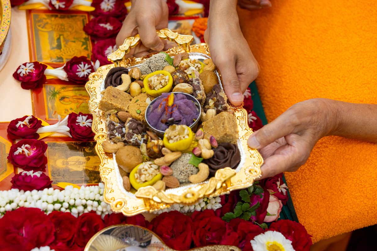 Swamishri offers thal to Brahmaswarup Bhagatji Maharaj and Shri Nilkanth Varni