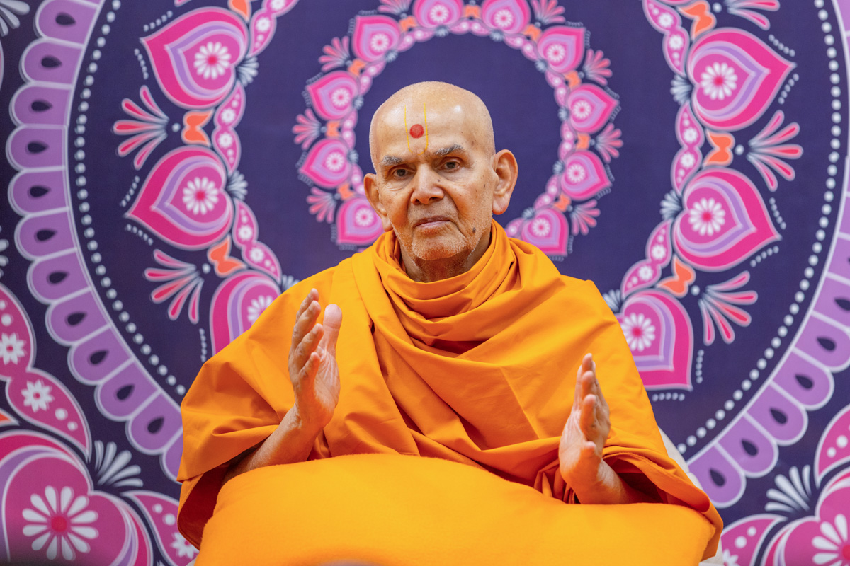 Swamishri in conversation with swamis