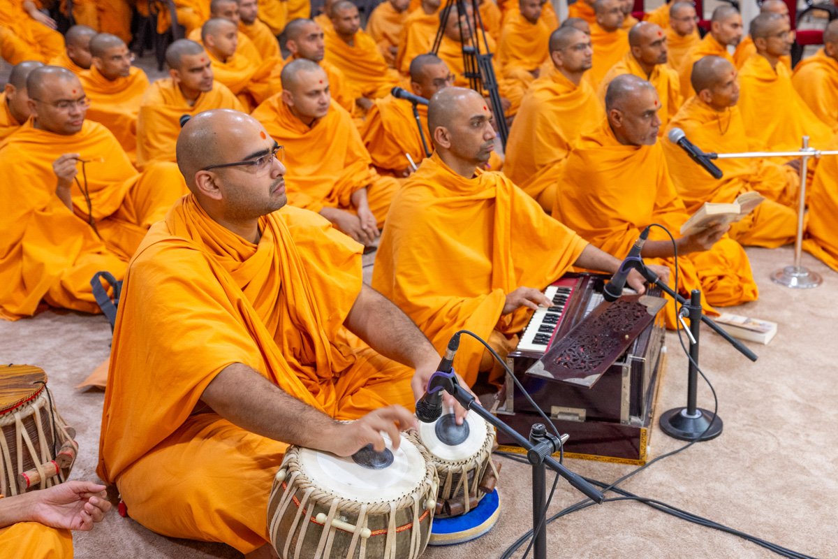 A swami sings a kirtan in Swamishri's daily puja