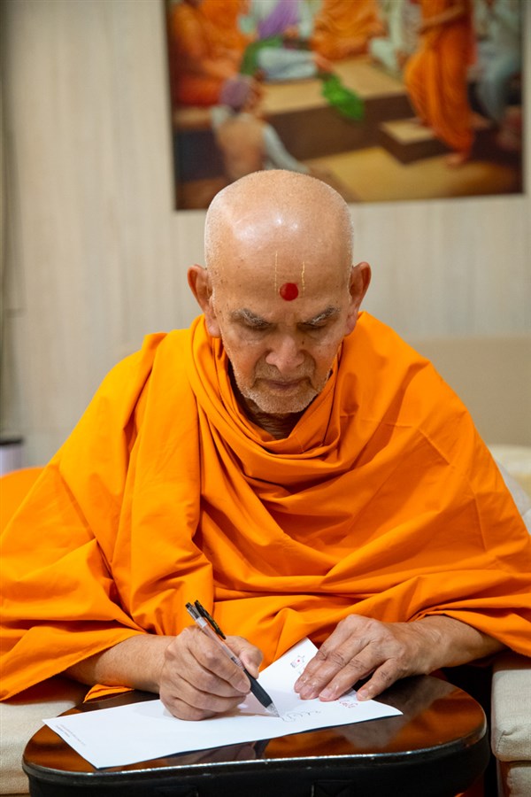Swamishri writes a message for the next day of Dhanurmas
