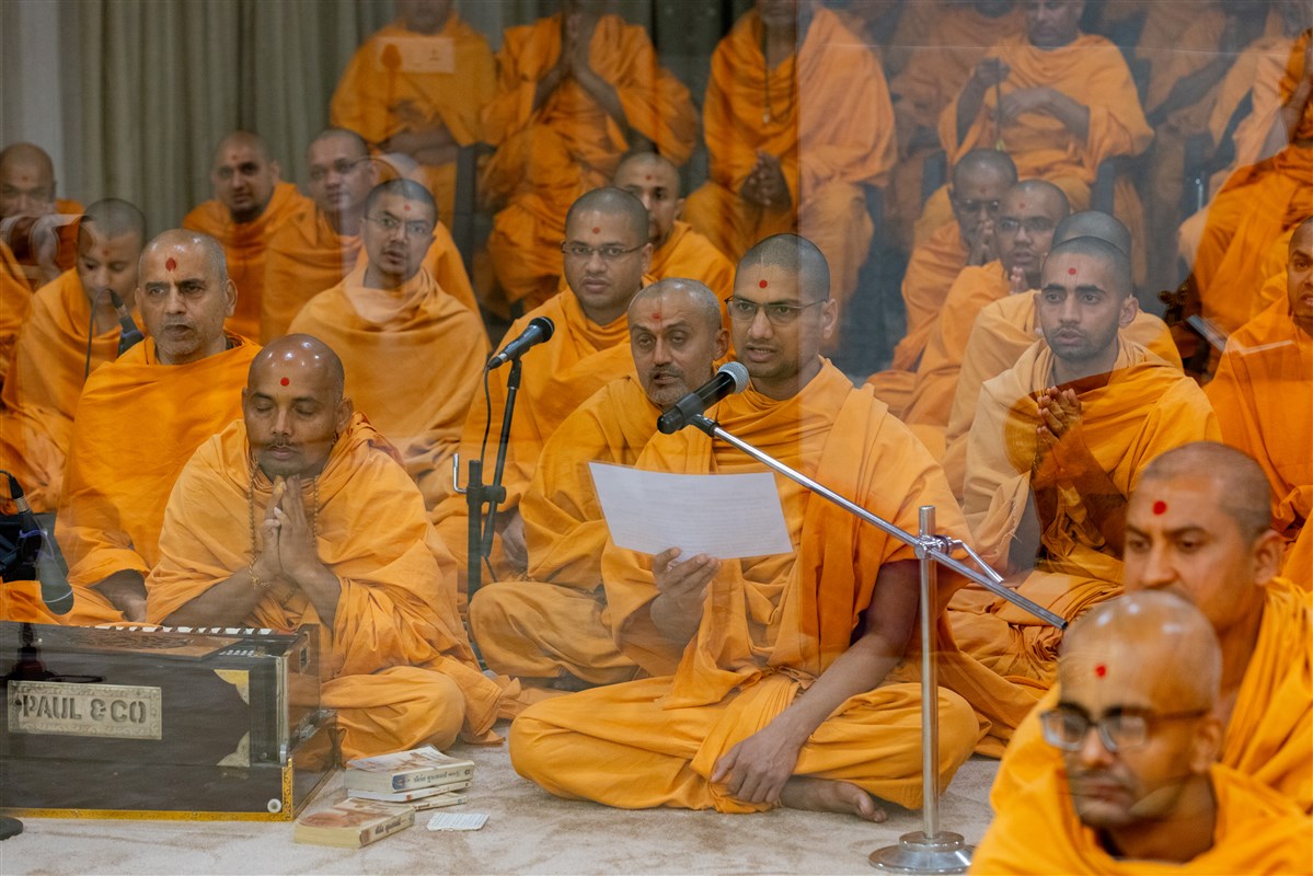 Swamis sing kirtans in Swamishri's morning puja