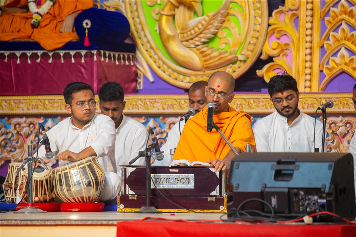 A swami sings a kirtan in the inaugural session of the shibir 'Prapti - Chhati Dehe Akshardham'
