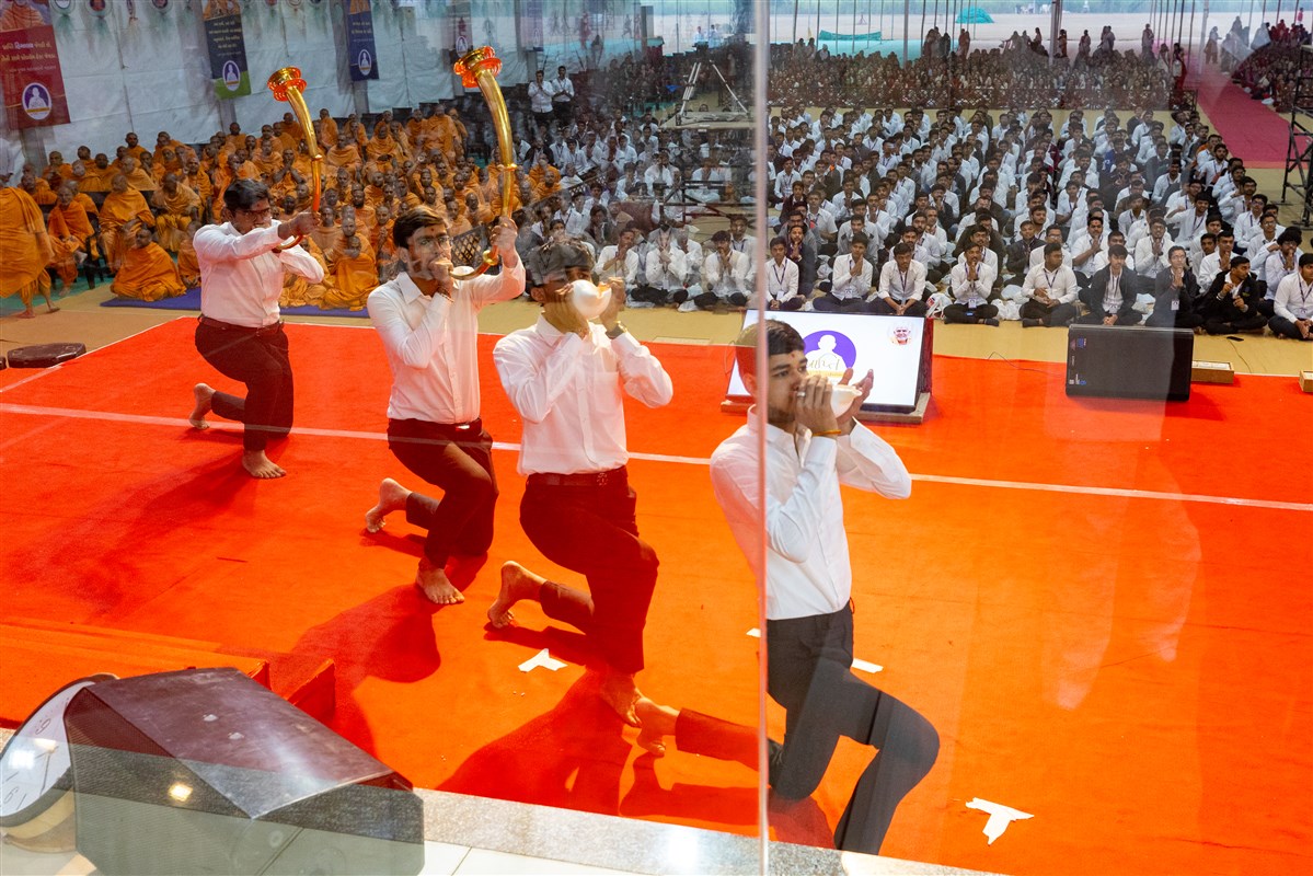 Youths perform before Swamishri
