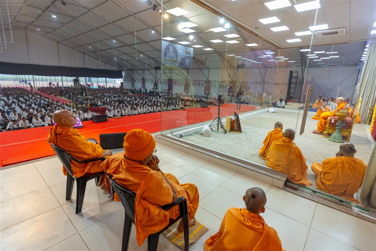 Senior swamis during a shibir session
