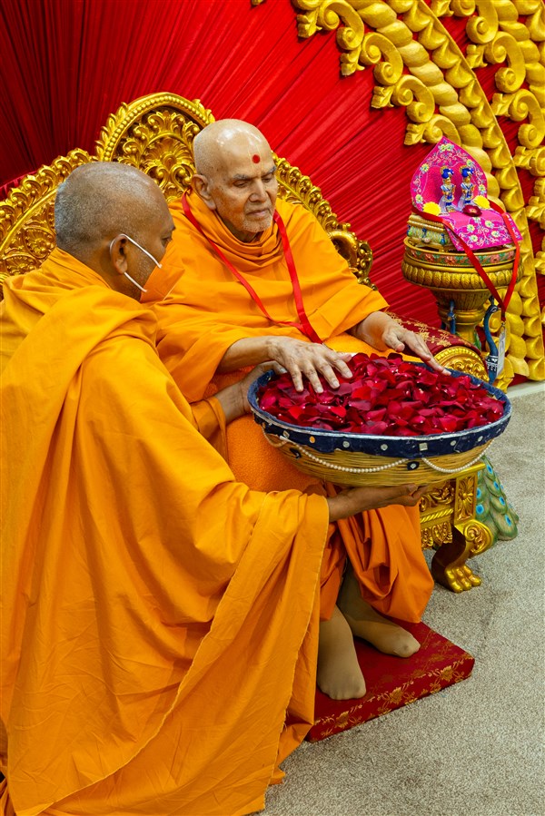 Swamishri sanctifies flower petals