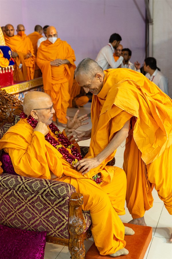 Uttamprakash Swami honors Pujya Ghanshyamcharan Swami with a garland