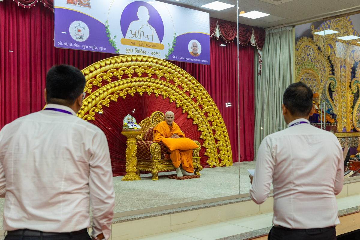 Youths pose questions to Swamishri