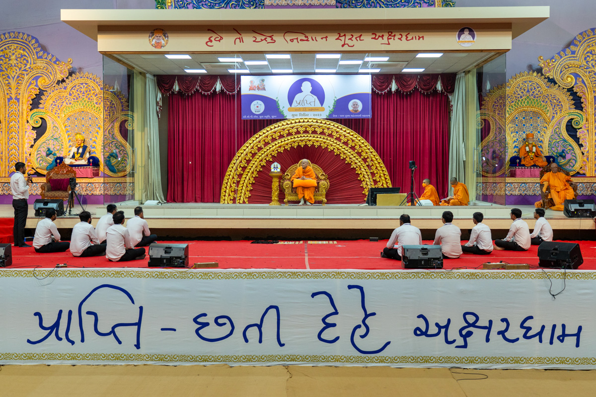 Youths pose questions to Swamishri