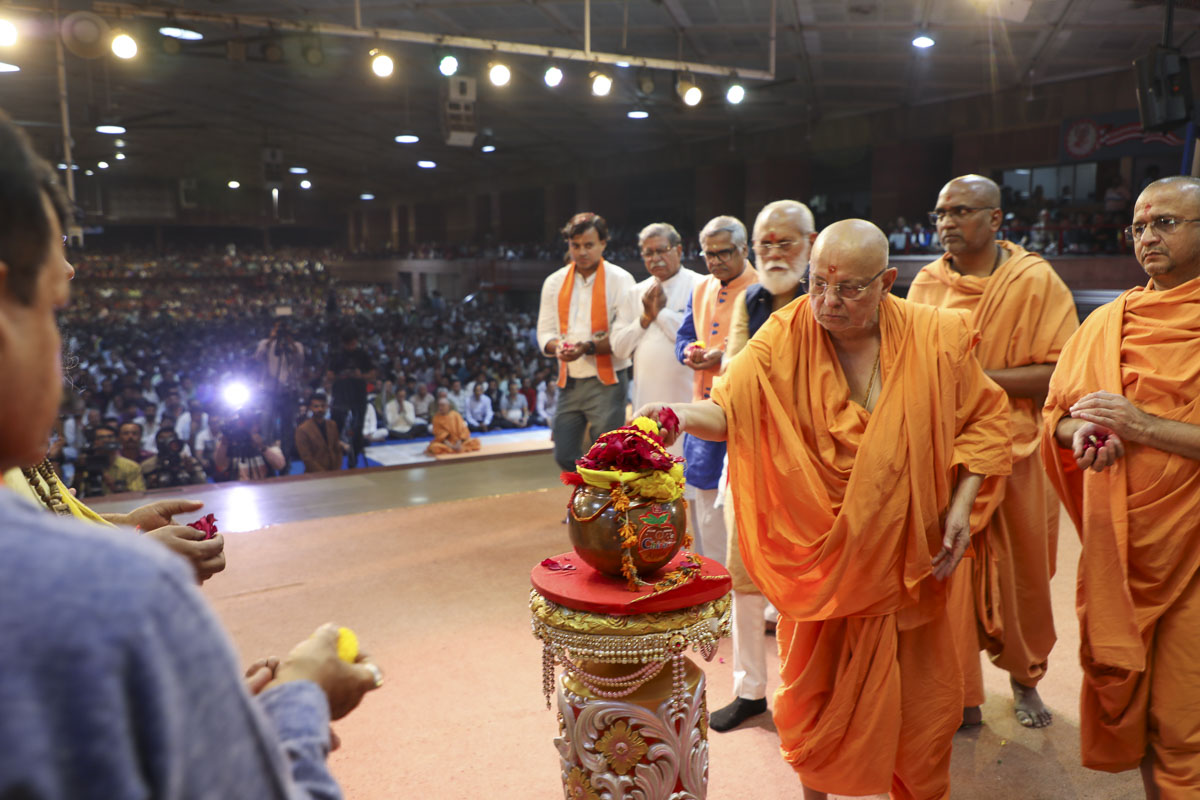 Pujya Ishwarcharan Swami offers mantra-pushpanjali