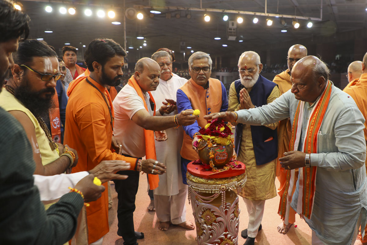 Shri Ram Janmbhoomi Mandir Akshat Kumbh Vadhamana, Ahmedabad
