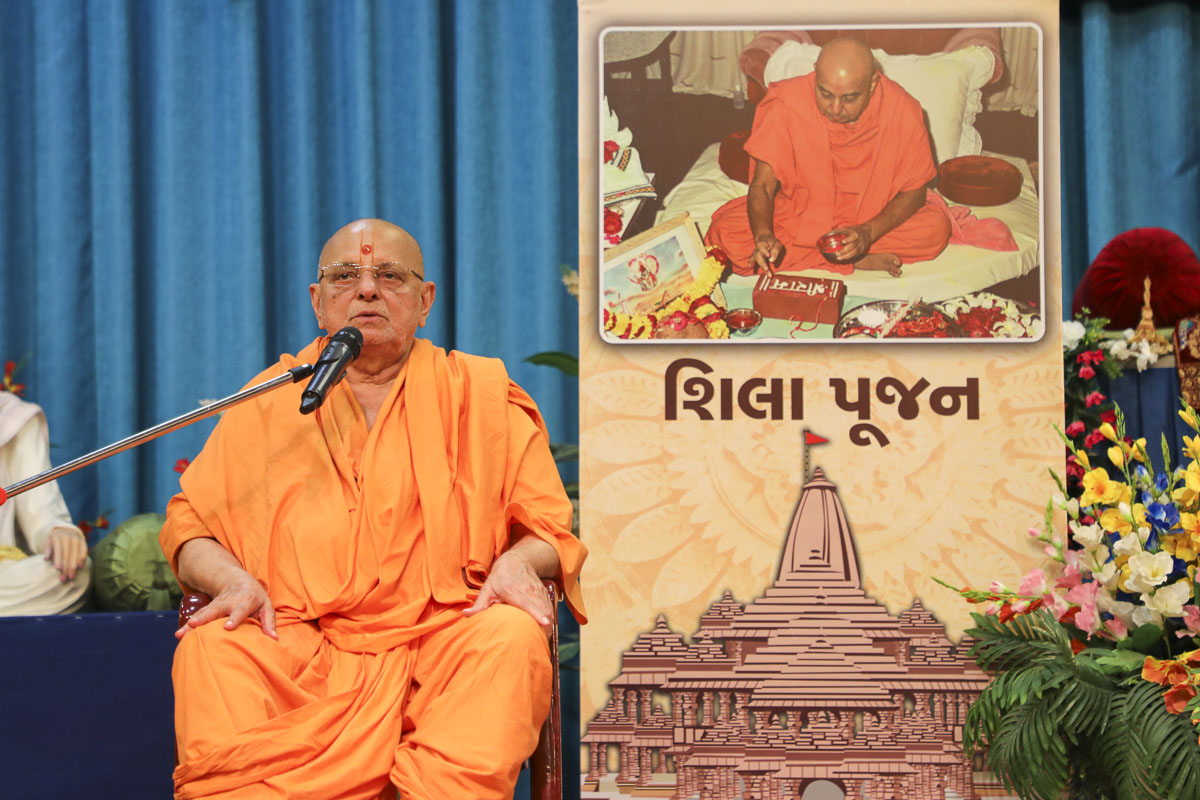 Pujya Ishawarcharan Swami blesses the assembly