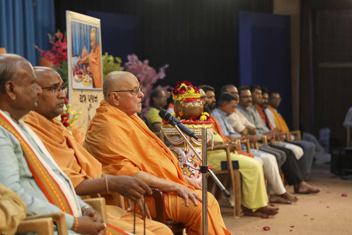 Pujya Ishawarcharan Swami blesses the assembly