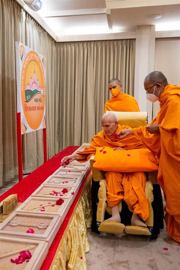 Swamishri sanctifies shilas