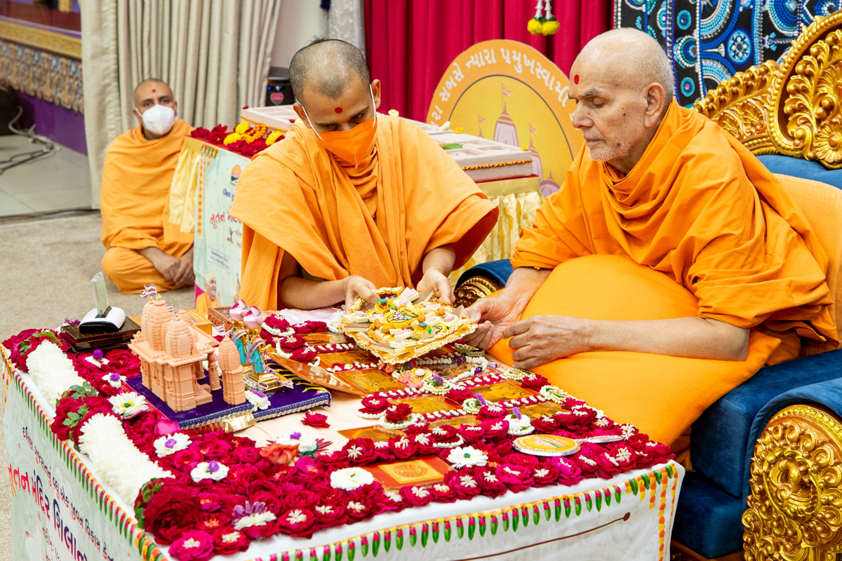 Swamishri offers thal to Thakorji