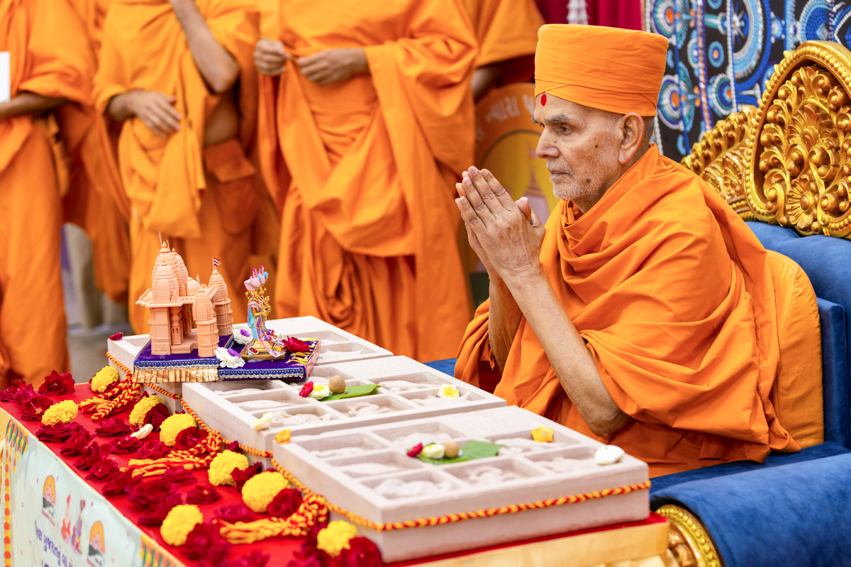 Swamishri greets all with folded hands before beginning the shila pujan of the new BAPS Shri Swaminarayan Mandir, Vyara