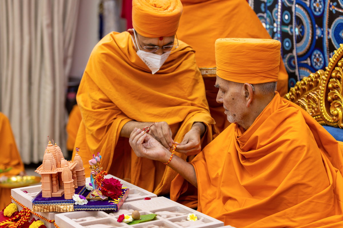 A swami ties a nadachhadi to Swamishri