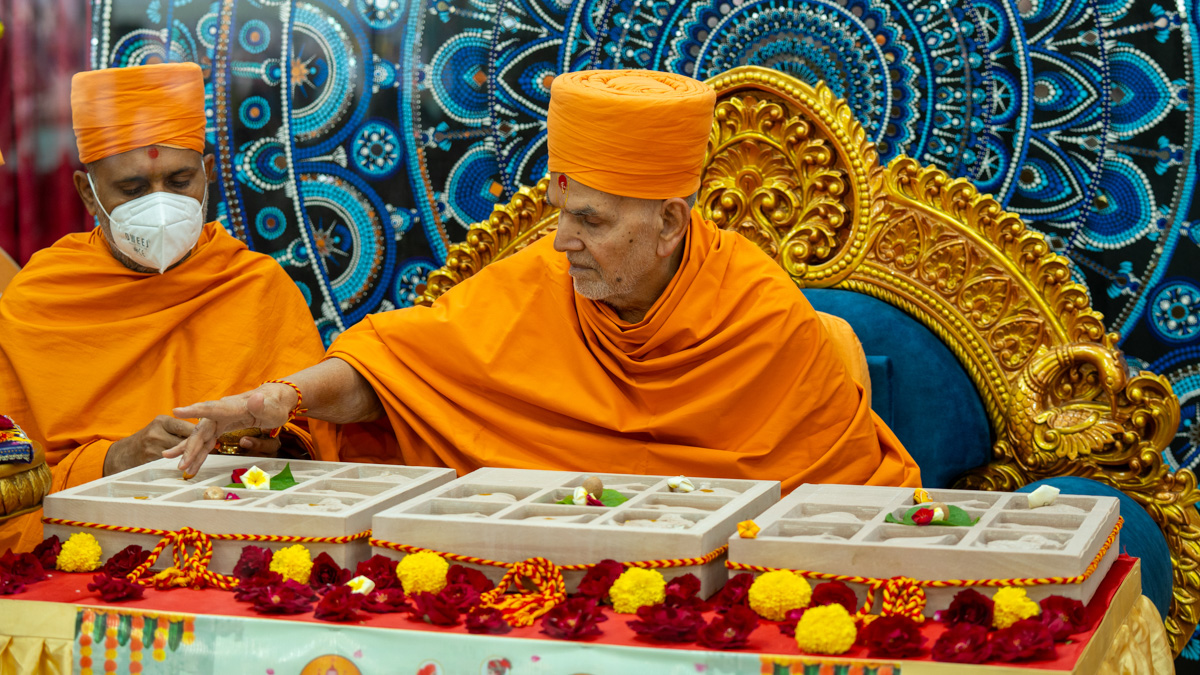 Swamishri performs pujan of the shilas