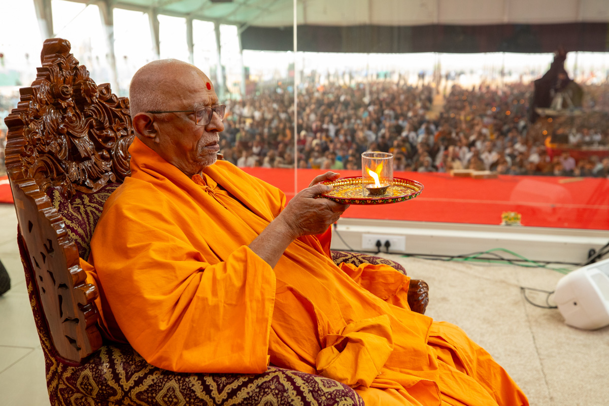 Pujya Swayamprakash Swami (Pujya Doctor Swami) performs the arti