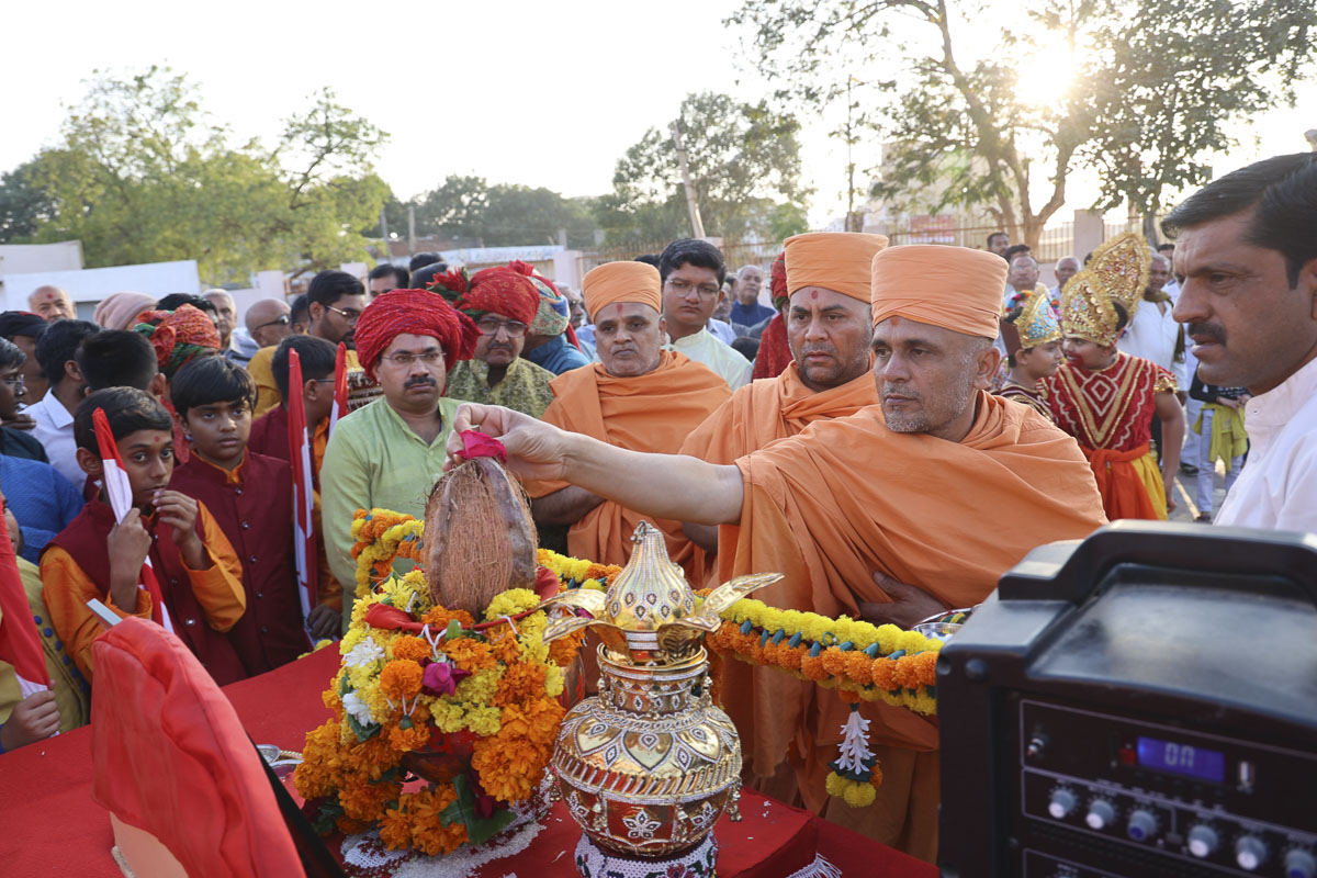 Shri Ram Janmbhoomi Mandir Akshat Kumbh Vadhamana, Surendranagar