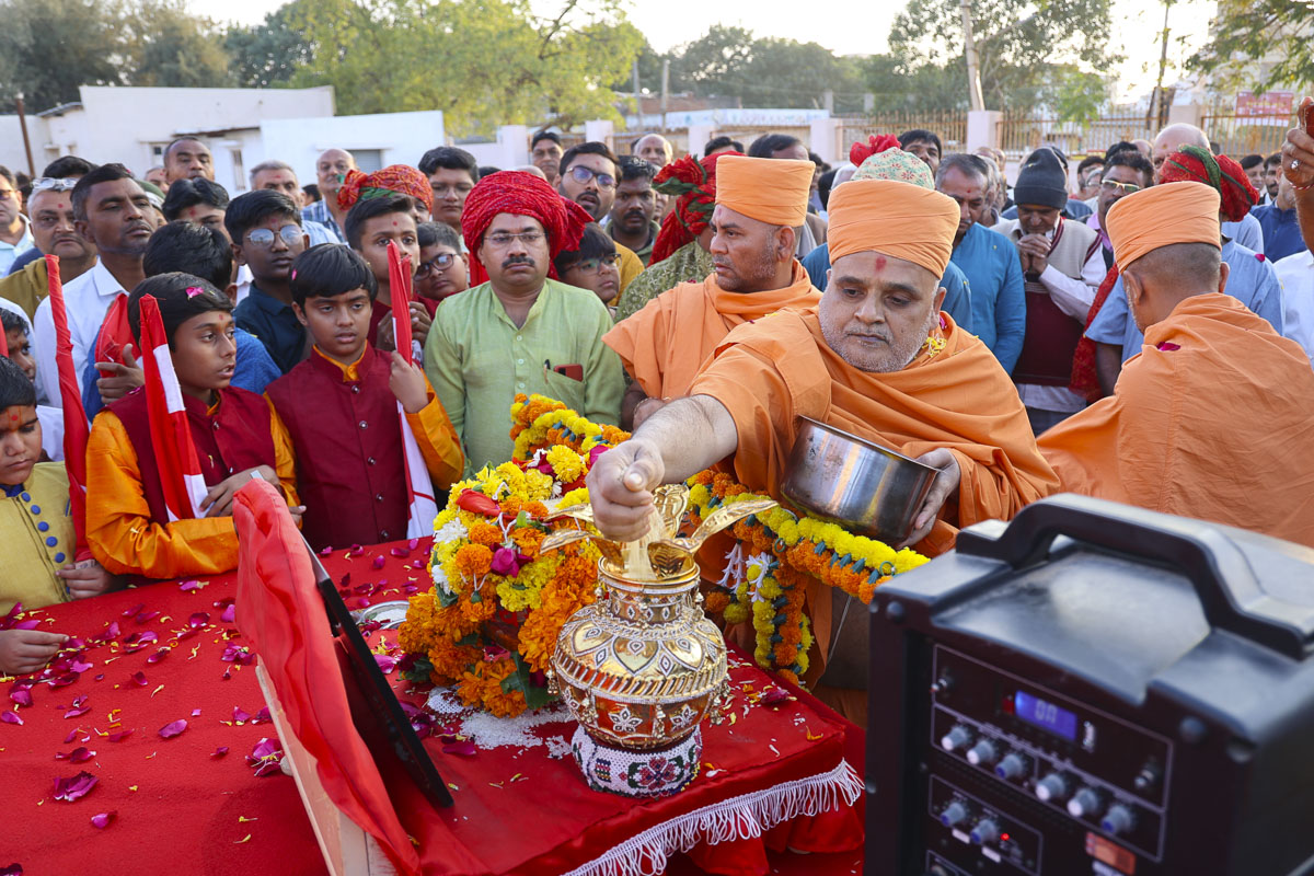 Shri Ram Janmbhoomi Mandir Akshat Kumbh Vadhamana, Surendranagar