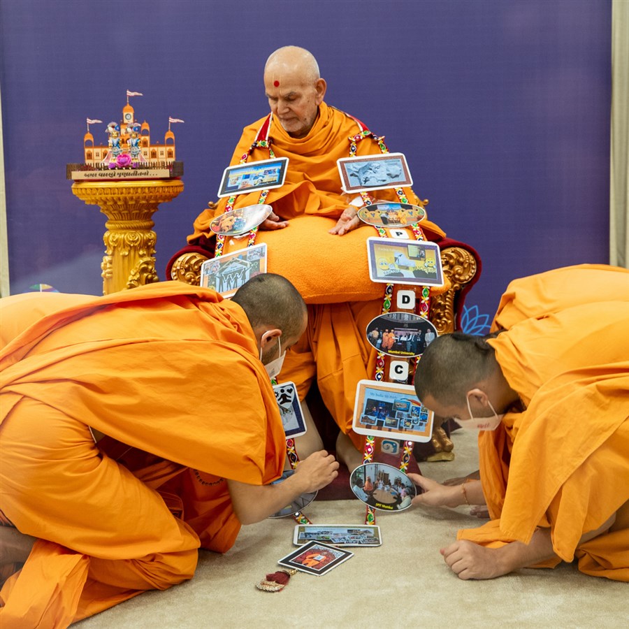 Swamis honor Swamishri with a garland