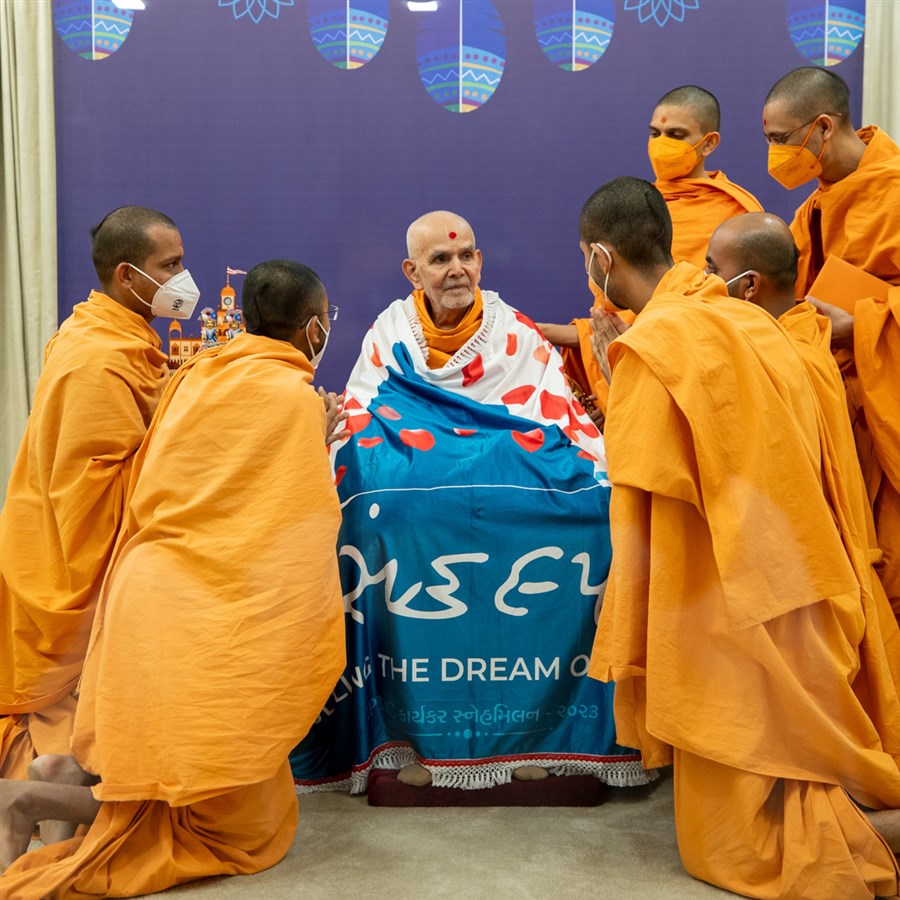 Swamis honor Swamishri with a shawl