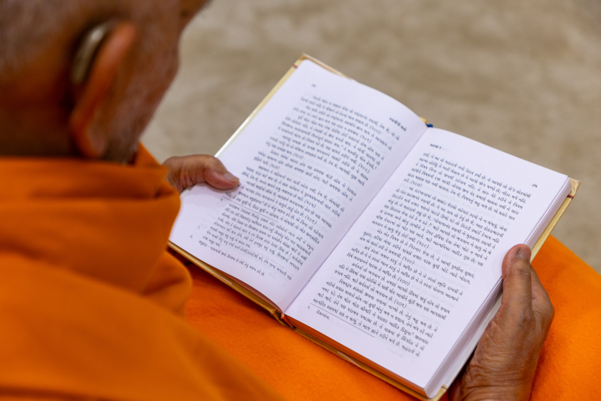 Swamishri reads the Swamini Vato