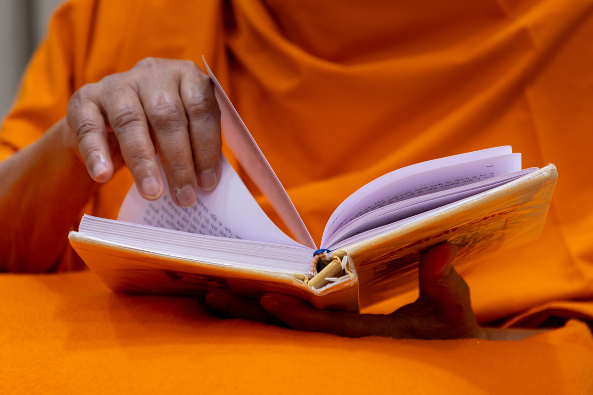 Swamishri reads the Swamini Vato