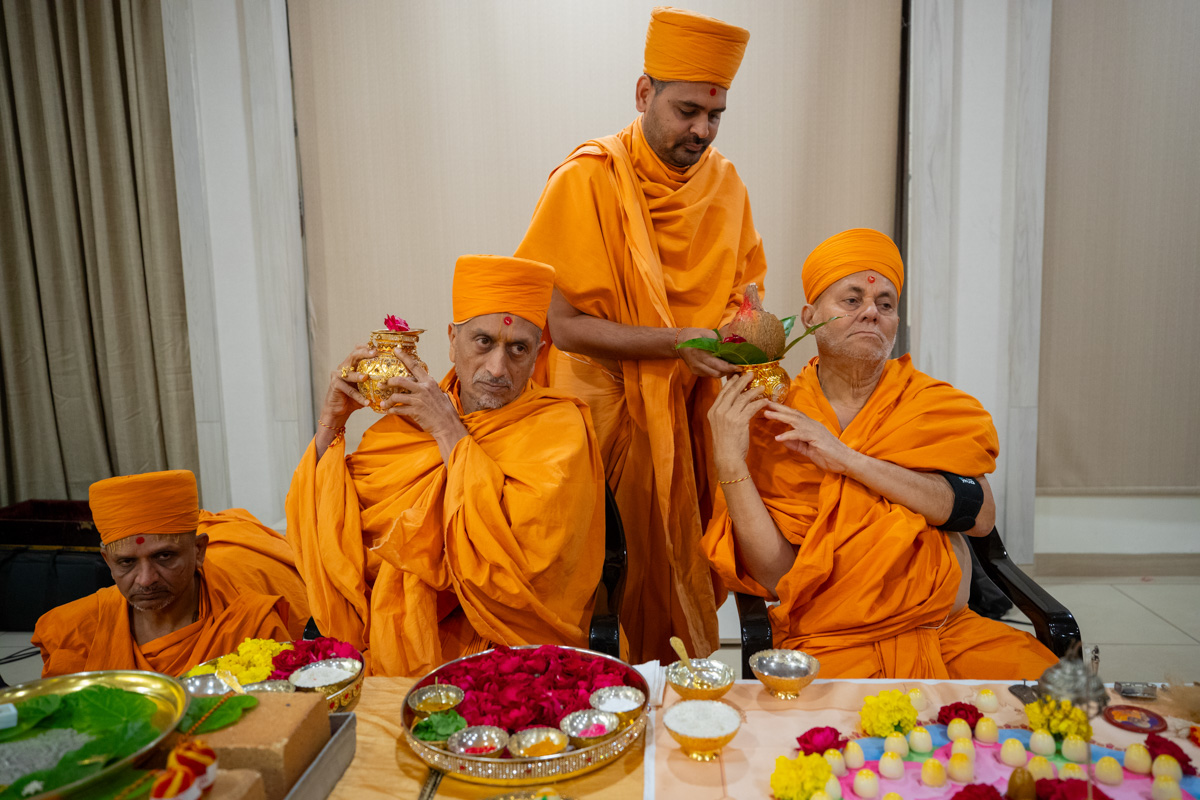 Pujya Viveksagar Swami and Uttamprakash Swami perform the mahapuja rituals