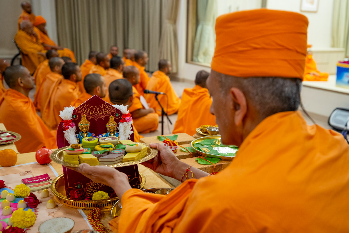 Uttamprakash Swami offers thal to Shri Akshar-Purushottam Maharaj 