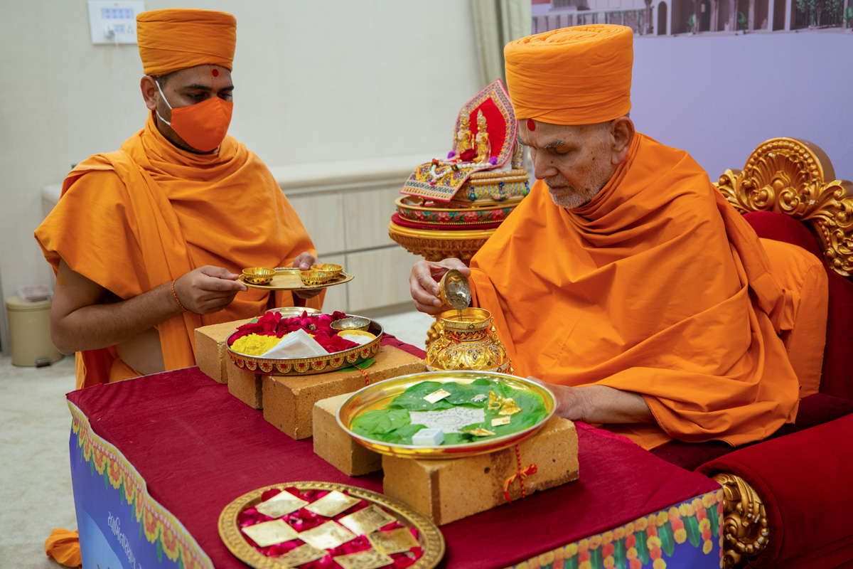Swamishri adds holy soil in the kalash