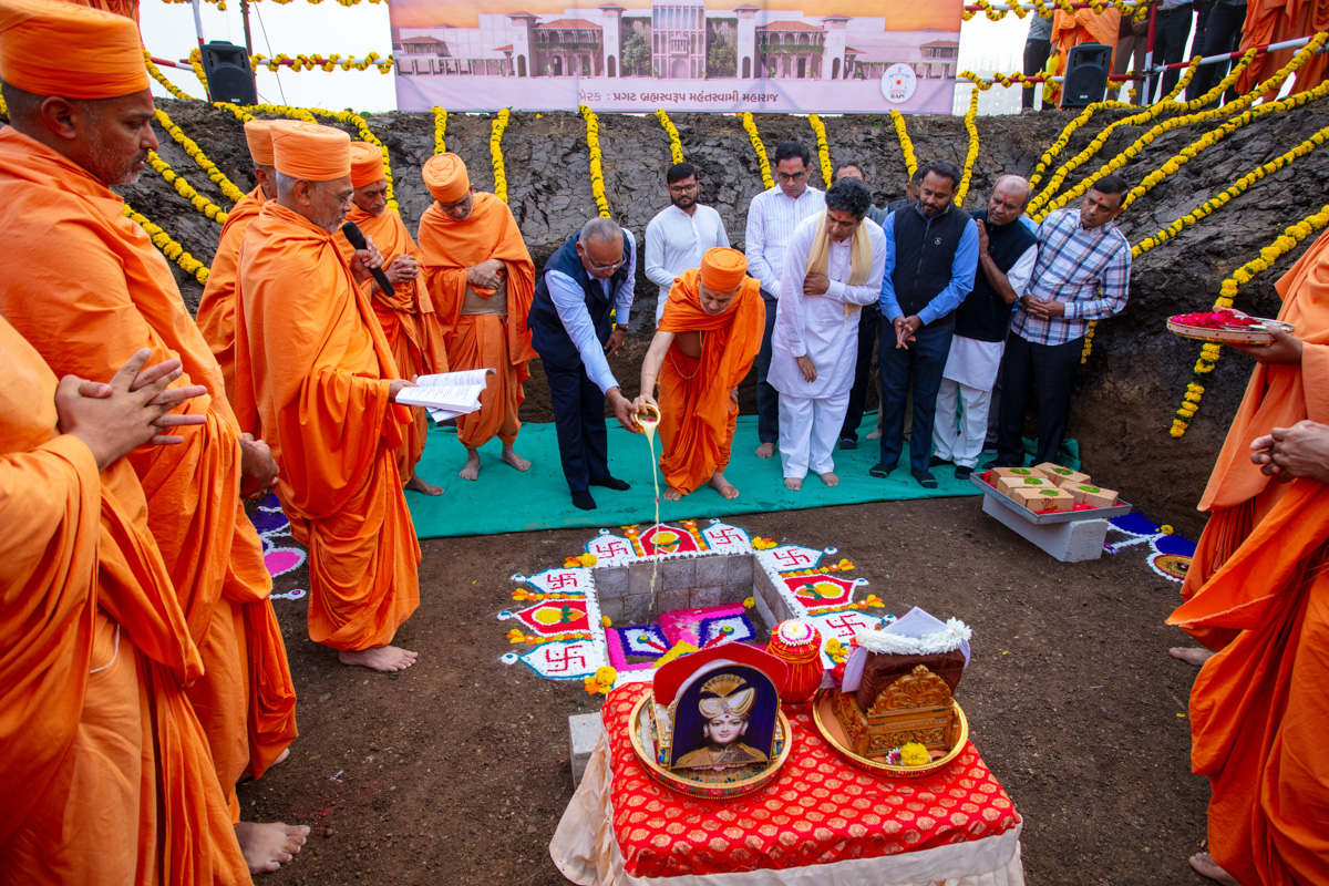 Pujya Viveksagar Swami and a devotee perform the  ground-breaking ceremony