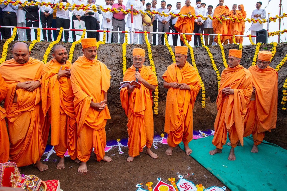 Shrutiprakash Swami chants Vedic mantras