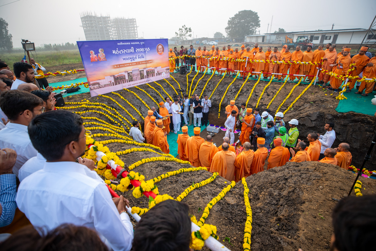 Swamishri and devotees during the ground-breaking ceremony