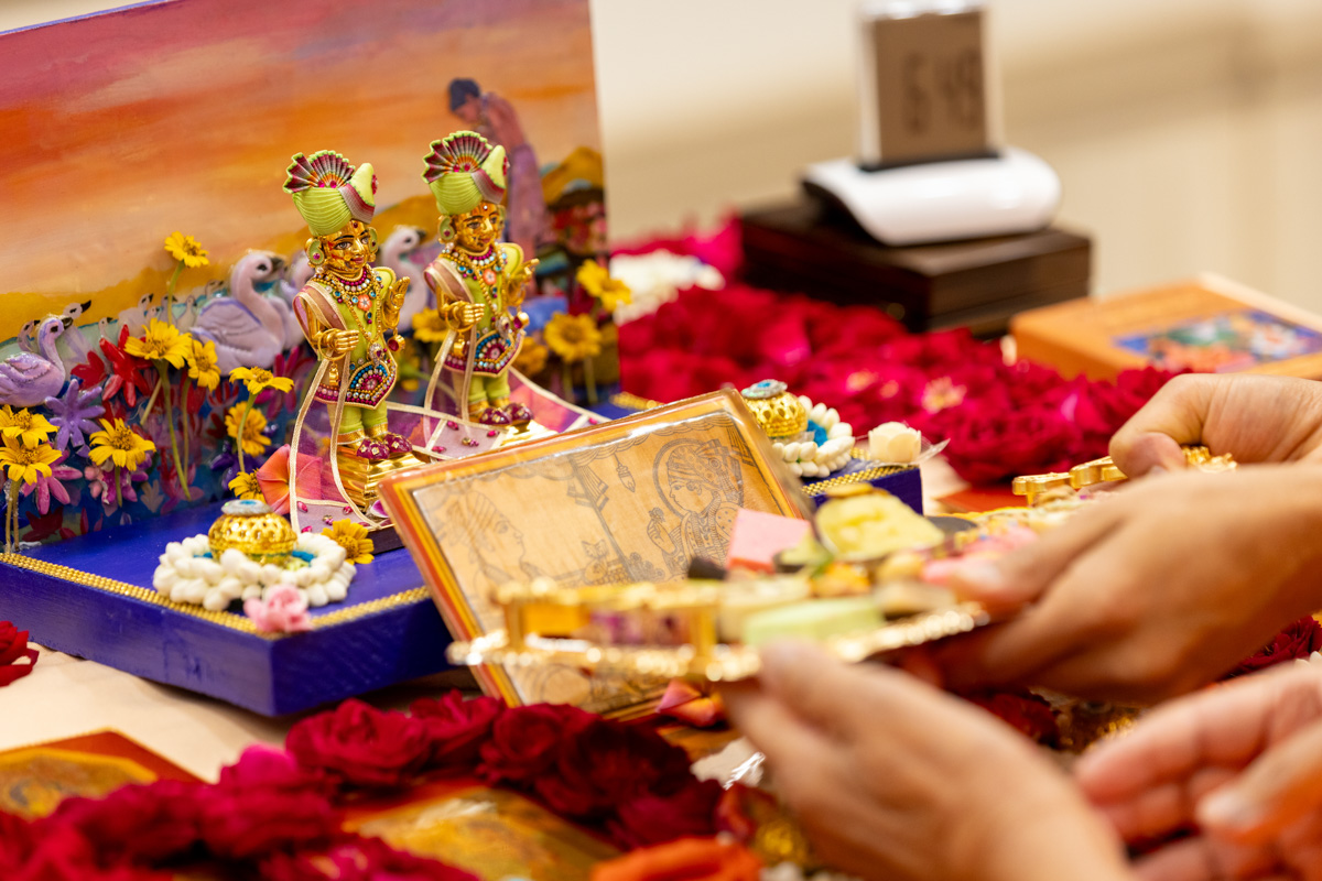 Thal is offered to Shri Akshar-Purushottam Maharaj