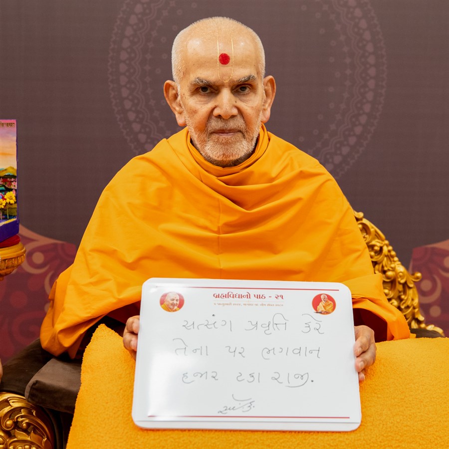 Swamishri displays a message for Dhanurmas
