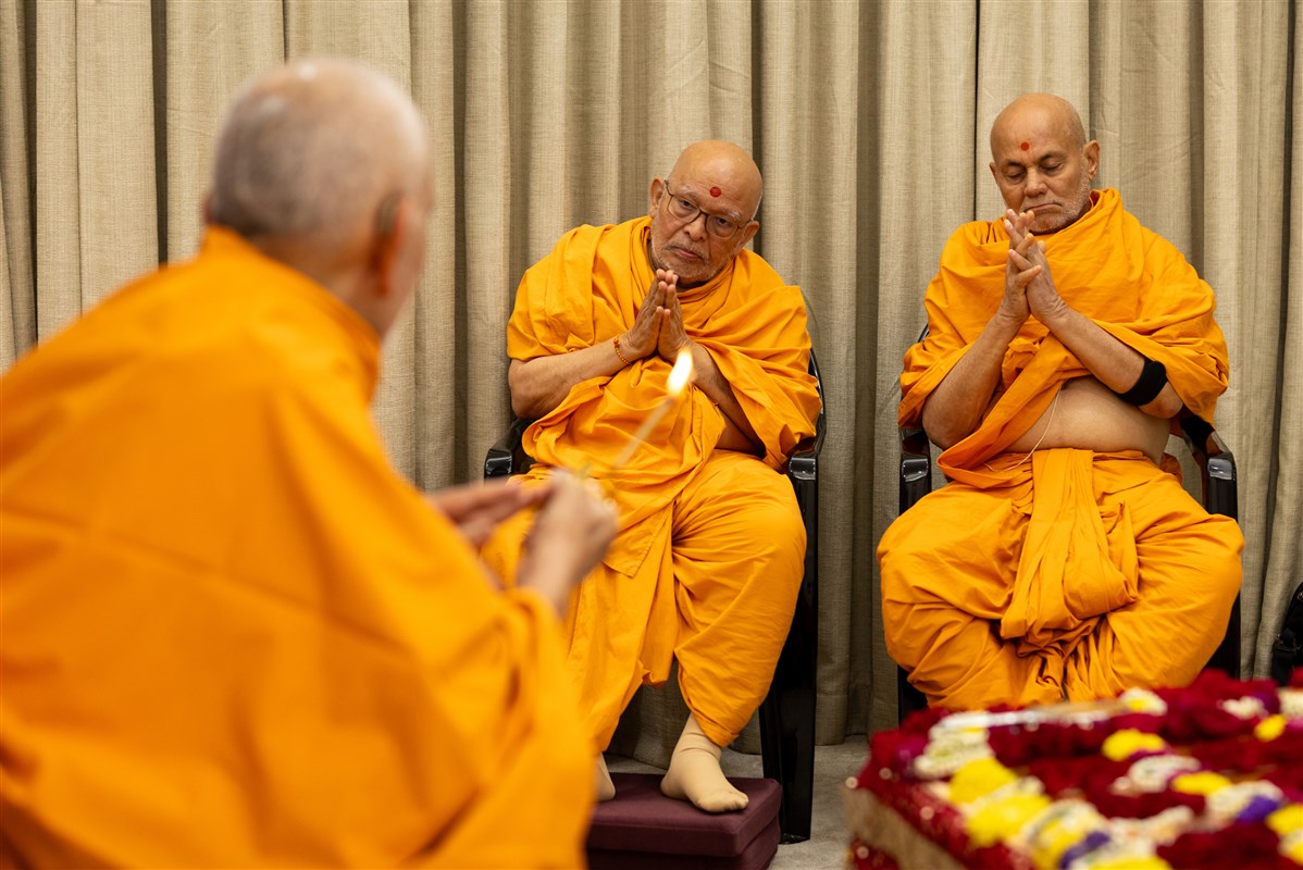 Pujya Ghanshyamcharan Swami and Pujya Viveksagar Swami doing darshan of the arti