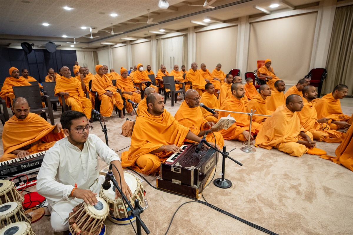 Swamis sing kirtans in Swamishri's morning puja