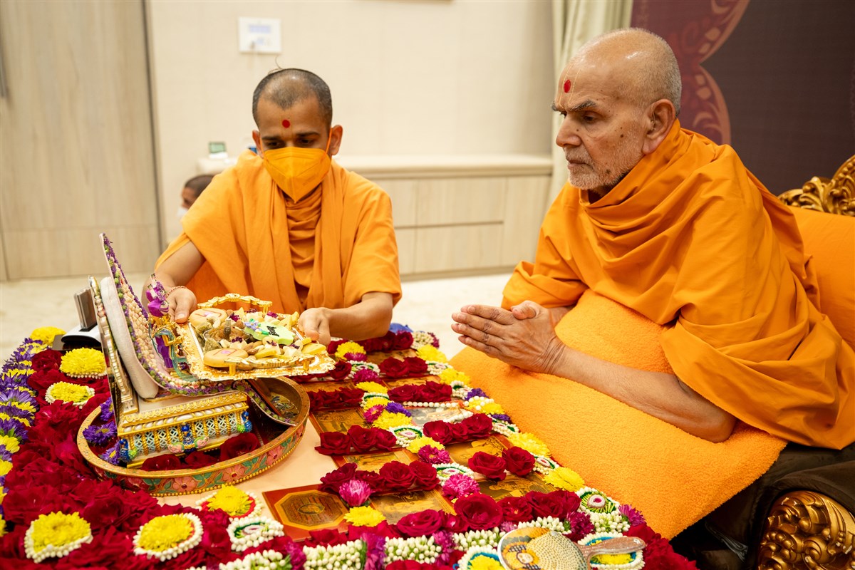 Swamishri offers thal to Shri Harikrishna Maharaj and Shri Gunatitanand Swami Maharaj 