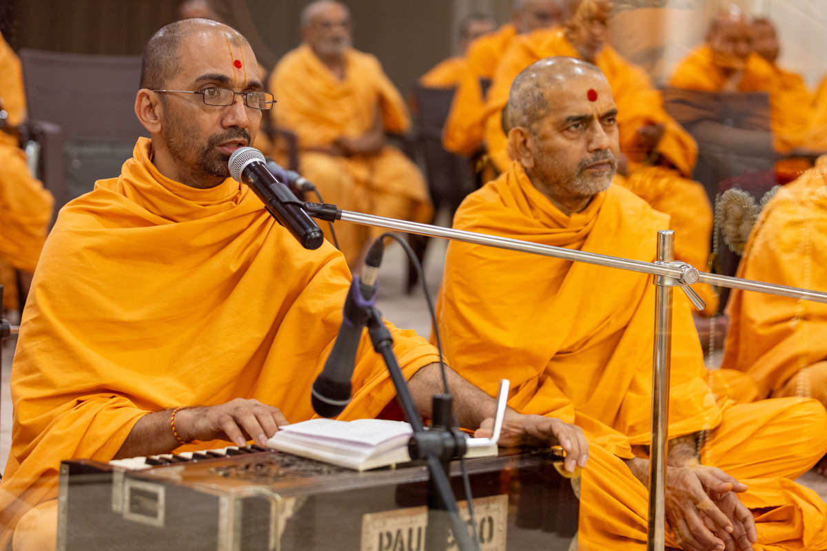 A swami sings a kirtan in Swamishri's daily puja