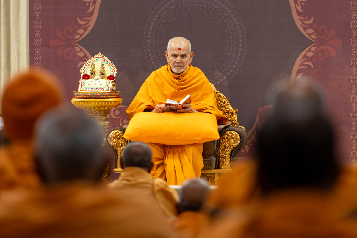 Swamishri listens to the sadhana mantra and daily prayer