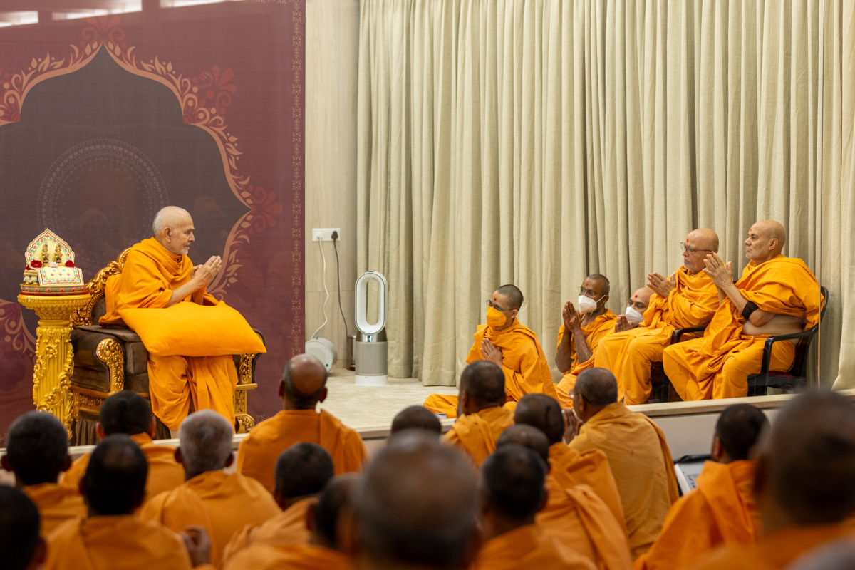 Pujya Viveksagar Swami, Pujya Ghanshyamcharan Swami and swamis doing darshan of Swamishri