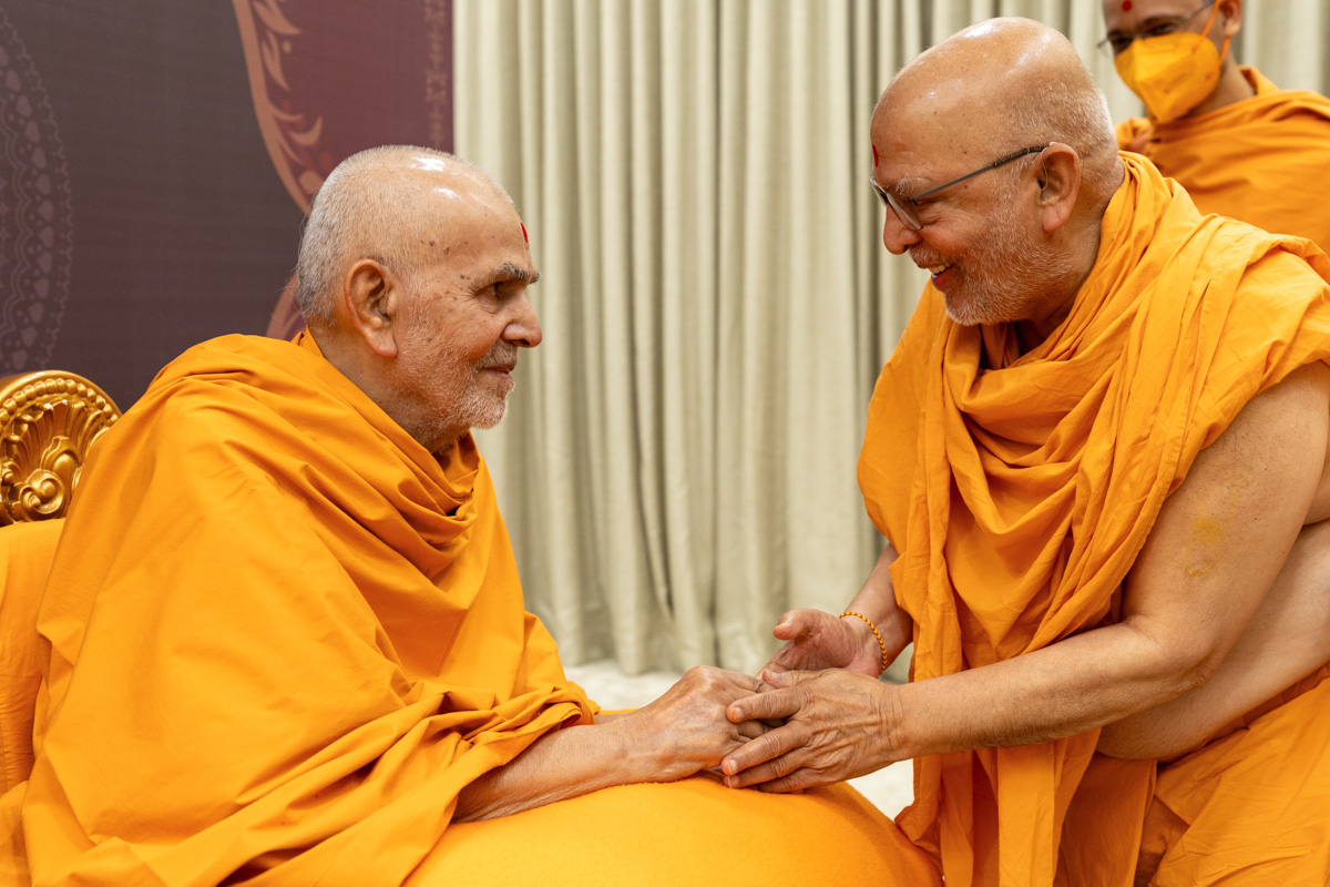 Pujya Ghanshyamcharan Swami in conversation with Swamishri