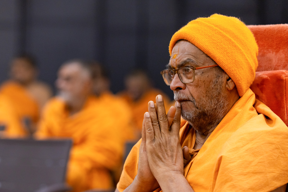 Narendraprasad Swami doing darshan of Swamishri