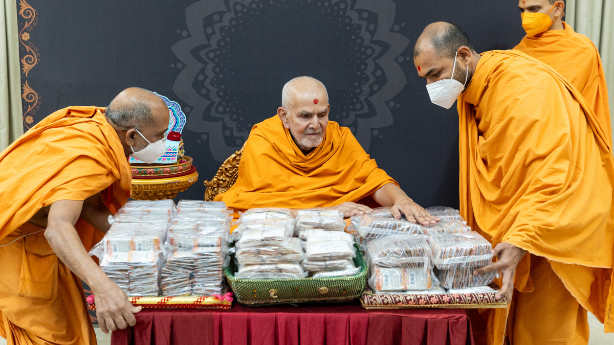 Swamishri sanctifies kanthis