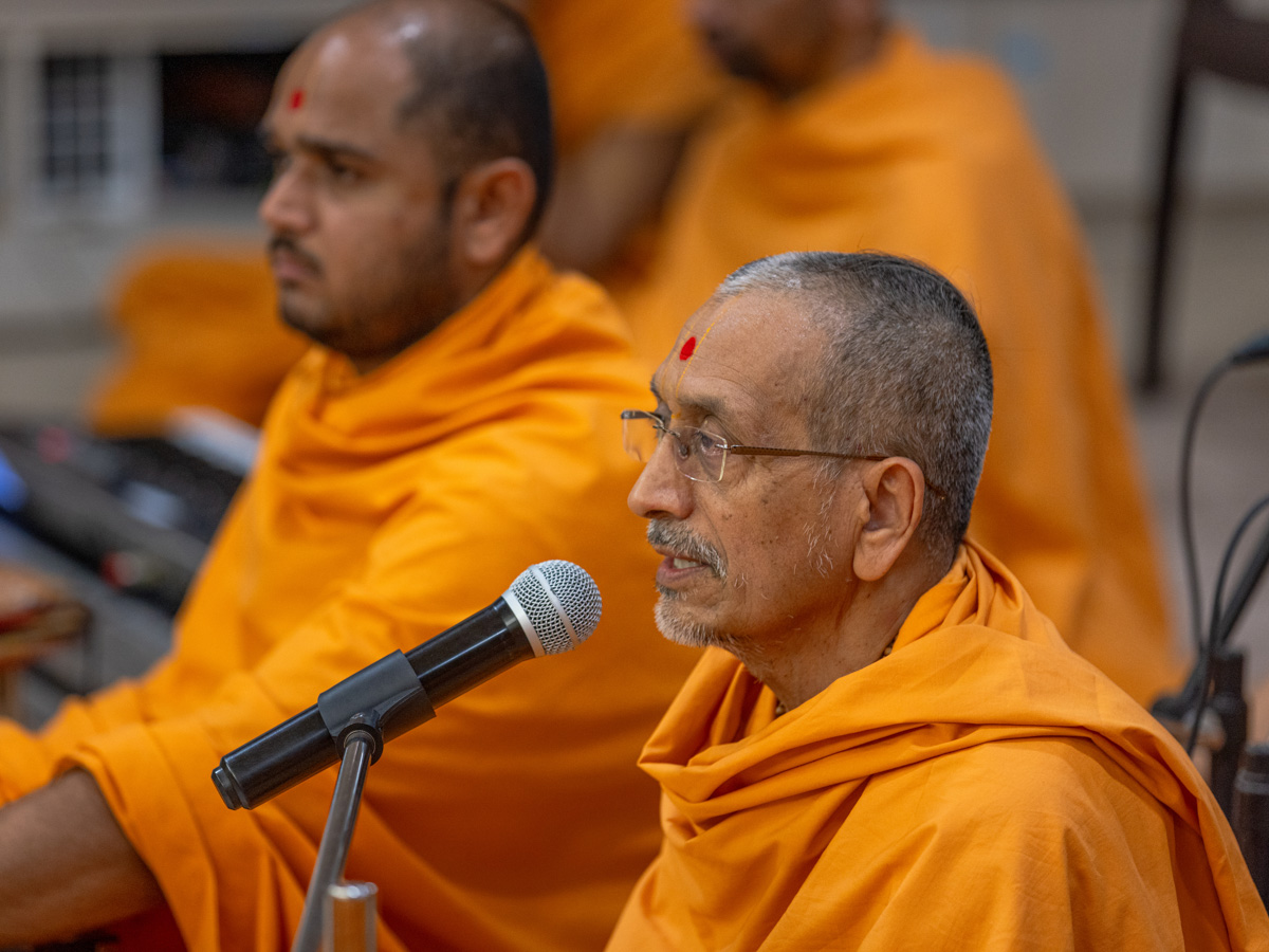 Uttamprakash Swami sings a kirtan in Swamishri's daily puja