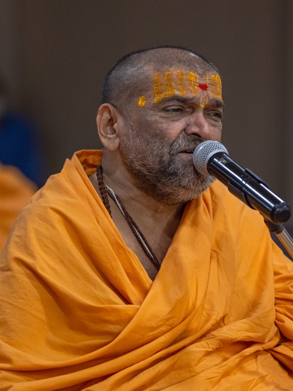 Krishnapriya Swami sings a kirtan in Swamishri's daily puja